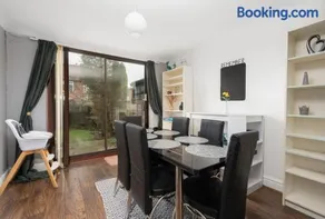 Manchester Business and Leisure Home with Free Parking - Image 2