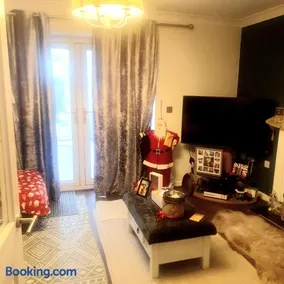 Home Stay Sunningdale - Image 5