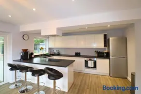 Spacious 5-Bedroom Home with Large Garden in Egham - Image 3