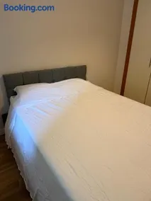 Bright En-Suite Room with Free Parking and bus links - Image 1