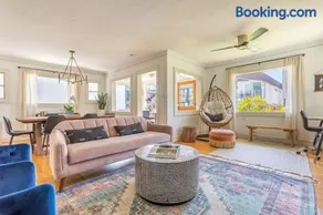 Charming 1920s Hermosa Bungalow Steps from The Strand - Image 1