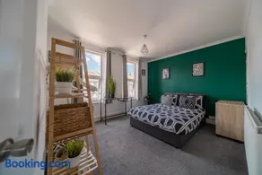 CastleView Haven - Contractors welcome -Strood Rochester sleeps 12 - Image 3