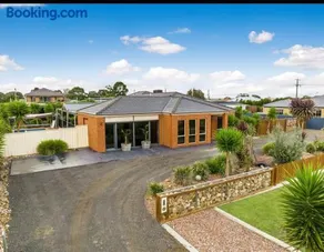 Modern family home with pool - Image 2