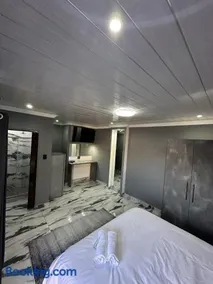Harry's Luxury Guest House - Image 2