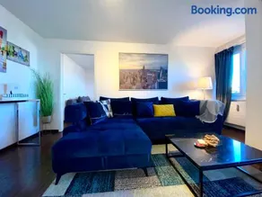 Modern Lakeview Apartment - Image 2