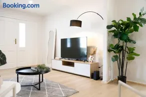 Spacious 3BR Retreat Walk to Redcliffe Beach - Image 1