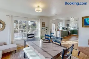 Renovated home in central location with hot tub theater fast wifi & work desks - Image 4