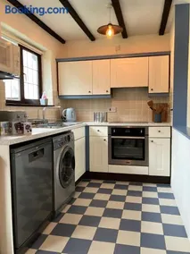 The Hide - 2 bed cottage, pool, close to beaches - Image 3