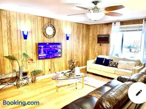 LGA 5 mins, 3 Bedrooms Duplex Private House with Backyard ! - Image 3