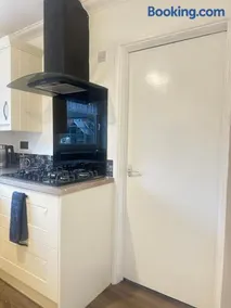Camberly Spacious 3BR House for 5 super Fast WiFi Free Parking Ideal for Families & Contractors - Image 2