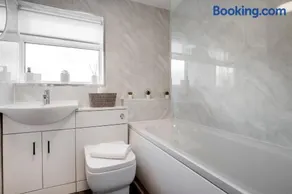 Comfortable 3 Bedroom Gem with 2 Bathrooms Perfect for Groups - Image 2