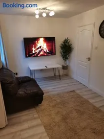 Newly Renovated Cosy 1 bed flat, 4 minutes walk to Town Centre, 3 minutes walk to the train station, Free parking, Modern, fresh and spacious living room, Netflix ready smart TV, Wifi - Image 2