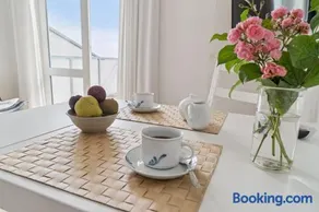 Apartamento vacacional con barbacoa, terraza y jardín | Vistas al agua - Image 4