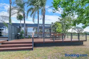 Ebden Lake House- Laid-back Luxury with Lake Views - Image 4