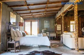 The Shearing Shed - Boutique Farm Stay - Image 4