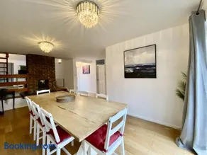 Spacious 4-Bed Home in Ascot - Image 3
