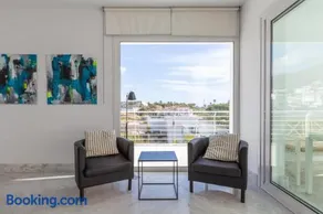 Nice apartment with a sunny terrace - Image 3