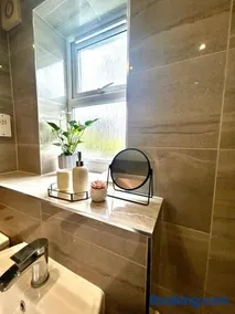 Modern 2 Bed Apartment With Free Parking And Netflix - Image 4