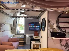 Houseboat - Image 4