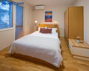 Groovy Olive Apartment - Image 4
