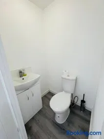 The Heath Haven- Morden 4 Bedroom House Near Station High Street, Free Parking WiFi - Image 3