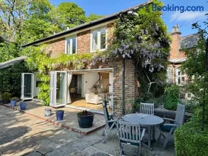 2-Bed Cottage Garden Views near the Peak District - Image 1