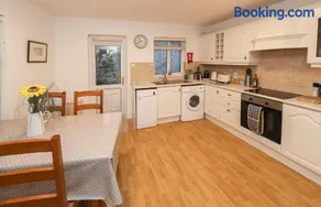 Two bedroom townhouse in the heart of Dungarvan - Image 4