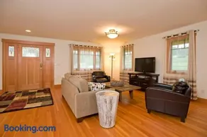 Woodinville's Hollywood Hill Guest House - Image 2
