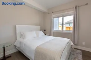 Cozy Garden Suite with Hot Tub and Perfectly Located - Image 1