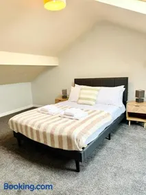Comfy Entire Apartment with Free Parking in Bury Town - Image 5
