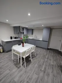 Modern 2-Bed Ground Floor Flat Near A11 & Forest - Image 3