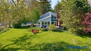 PRIVATE COTTAGE GETAWAY On LAKE SIMCOE - Image 3
