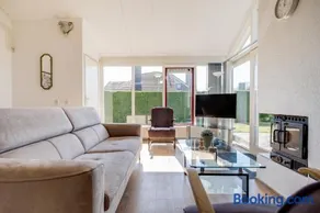 Kievit I Spacious Bungalow with Fine Garden - Image 1