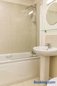 Gracepark Garden Retreat, Spacious 2BR with Balcony & Parking - Image 3