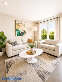 Stylish California Cottage,Private Backyard,15 Min to Manhattan Beach & LAX - Image 1