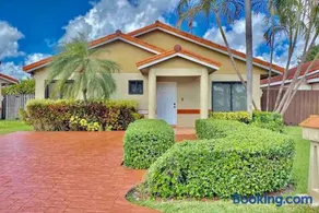 Tropical Oasis home w Community Pool great area - Image 1