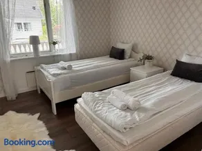 Centralt hus med AC och dubbel garage nära stranden - Image 3