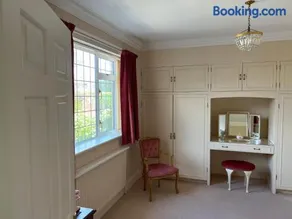Spacious bungalow with large private garden - Image 4