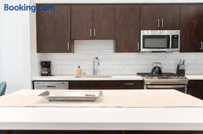 Pacific Escape 3BD Townhomes with FREE Parking - Image 4