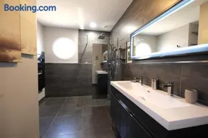 Villa con jardín, barbacoa y piscina privada - Image 4