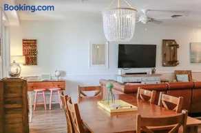 Sojourns Beach Views & Pool Family Home Sleeps 9 - Image 3
