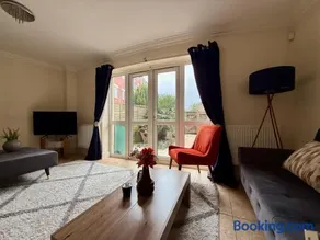 Spacious 5BR, Cheltenham Town centre, inc parking - Image 2