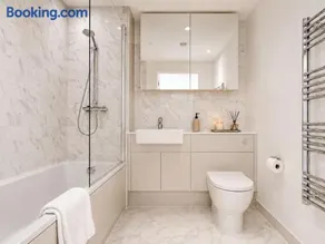 City Centre Designer Stay 2 Bed 2 Bath with Balcony - Image 4