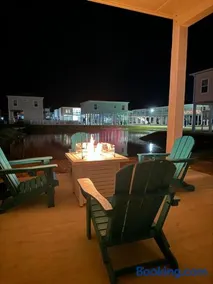 Cozy Bay Cottage with King Master Suite, Fire Pit and Pool - Image 2