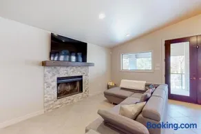 Lakefront home with hot tub, dock, kayaks, central AC, & great lake views - Image 3