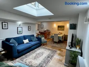 Hollyhocks Holiday Home- 2 bedroomed ground floor apartment sleeps 5 - Image 3