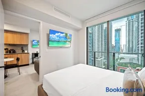 Premium Suite 1 den w Rooftop Pool Prime Location - Image 2