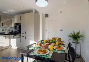 Stylish Innsworth home with garden & parking - Image 4