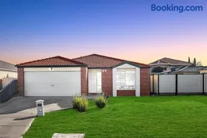 Your Tarneit Escape - 4BR Home with Pool & BBQ - Image 2