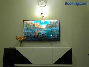 Comfort Haven with Secure Parking & Unlimited WiFi - Image 3